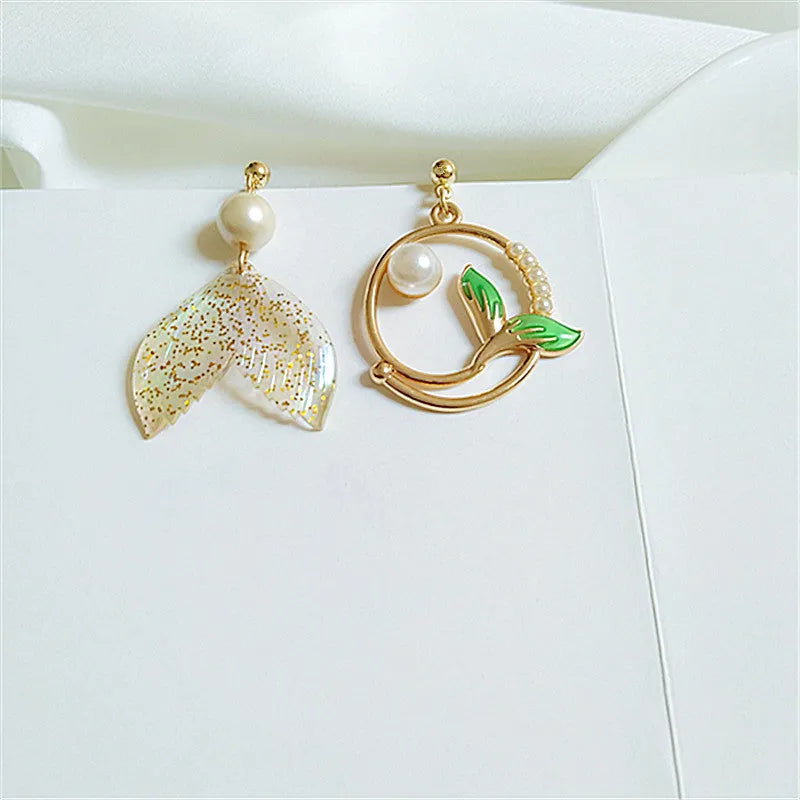 Asymmetric fishtail earrings in electroplated alloy with pearl and geometric design, green and blue options