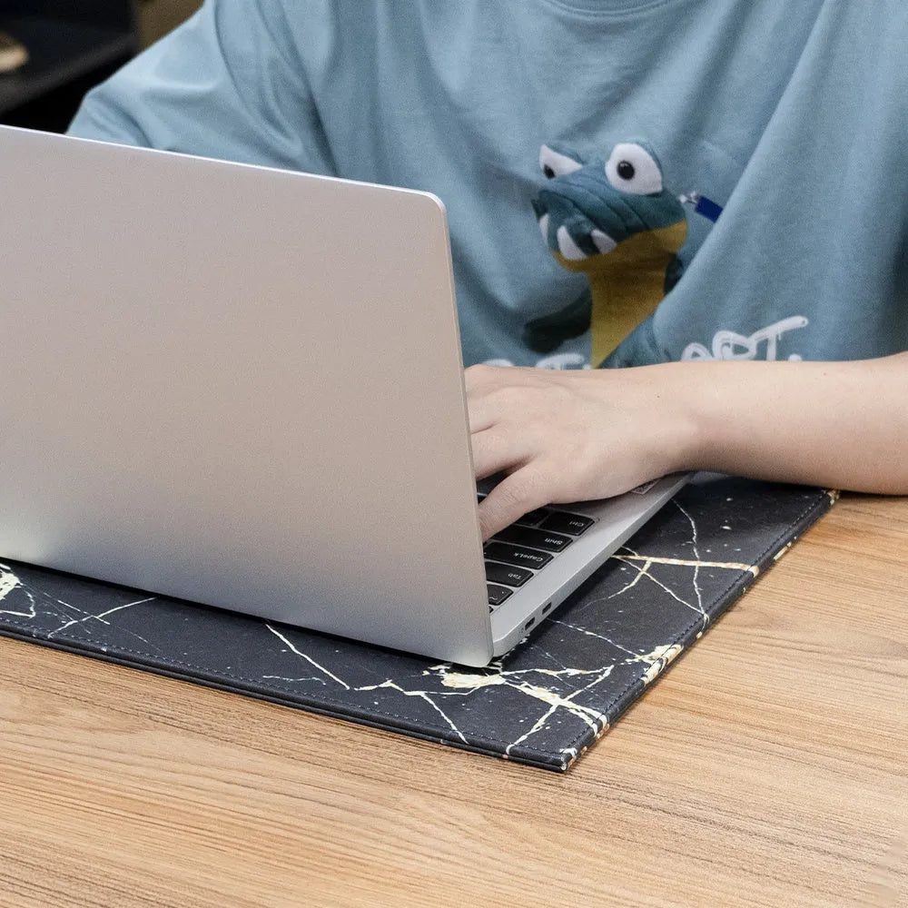 Durable heat-insulating tablet pad in blue colour on a wooden desk.