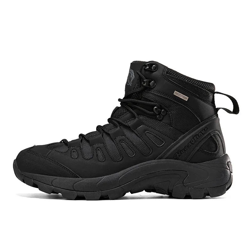 Men's outdoor combat boots in sand colour with lace-up closure and rubber sole