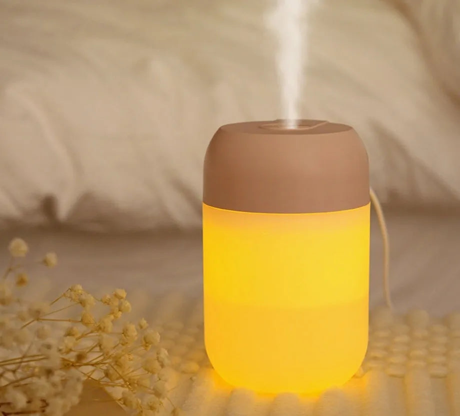 White cylindrical USB humidifier for aromatherapy and quiet air moisturising
