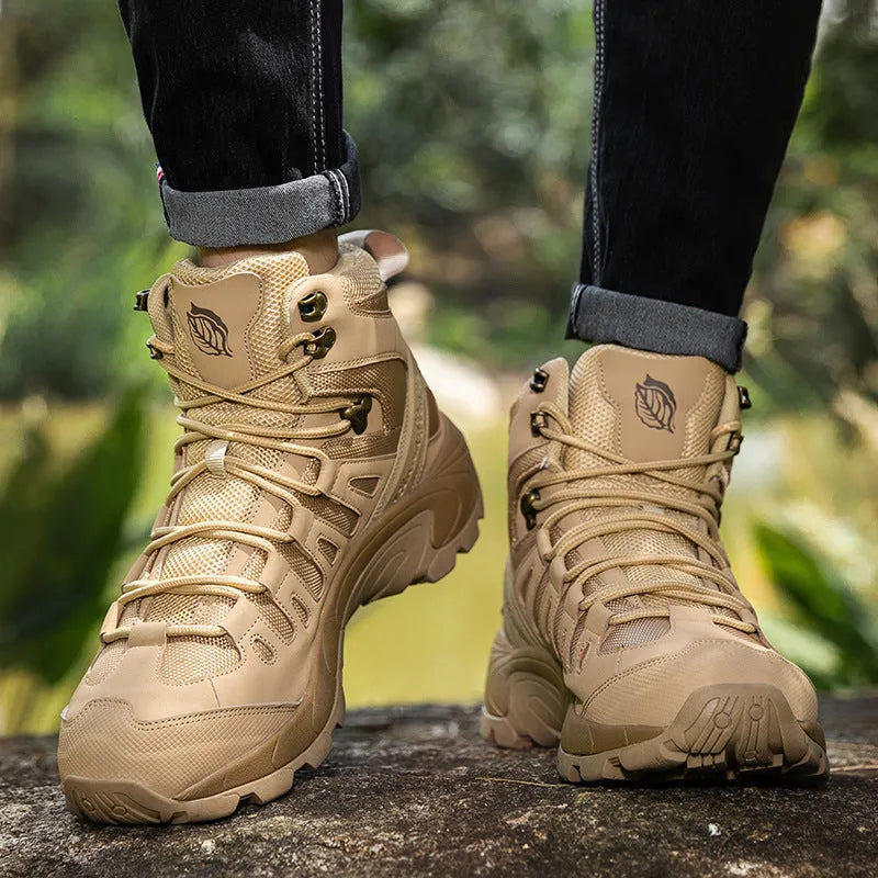 Men's outdoor combat boots in sand colour with lace-up closure and rubber sole
