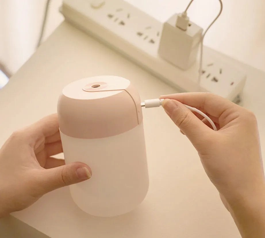 White cylindrical USB humidifier for aromatherapy and quiet air moisturising