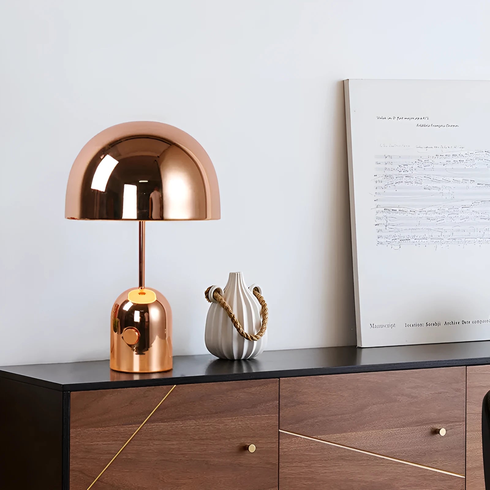 Modern mushroom-shaped table lamp with metal base in rose gold finish