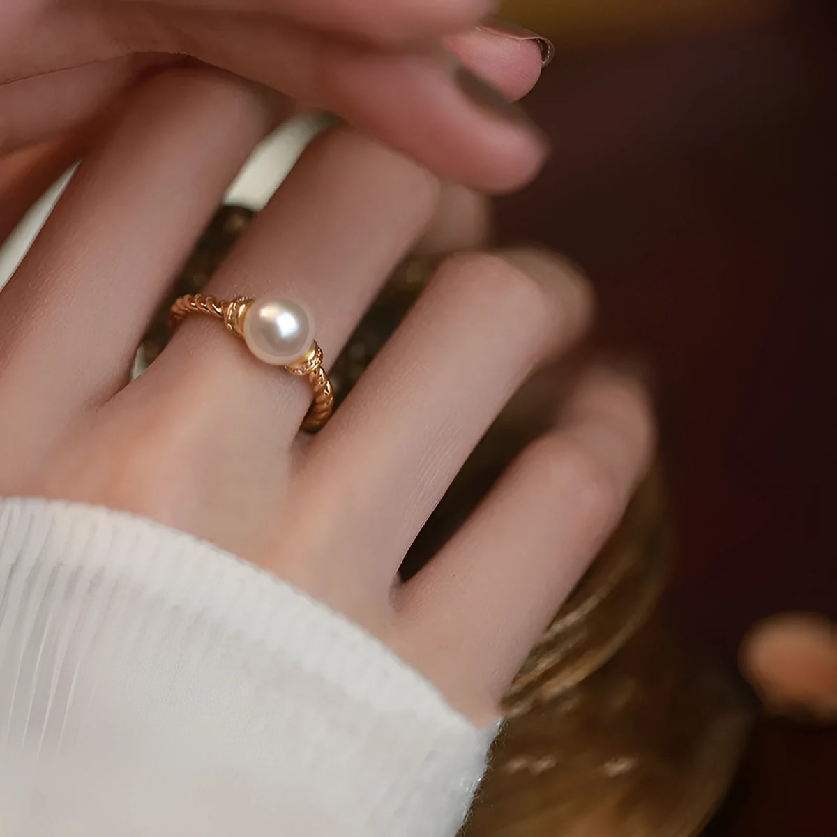 Adjustable antique twist pearl ring in copper with geometric shape and pearl inlay