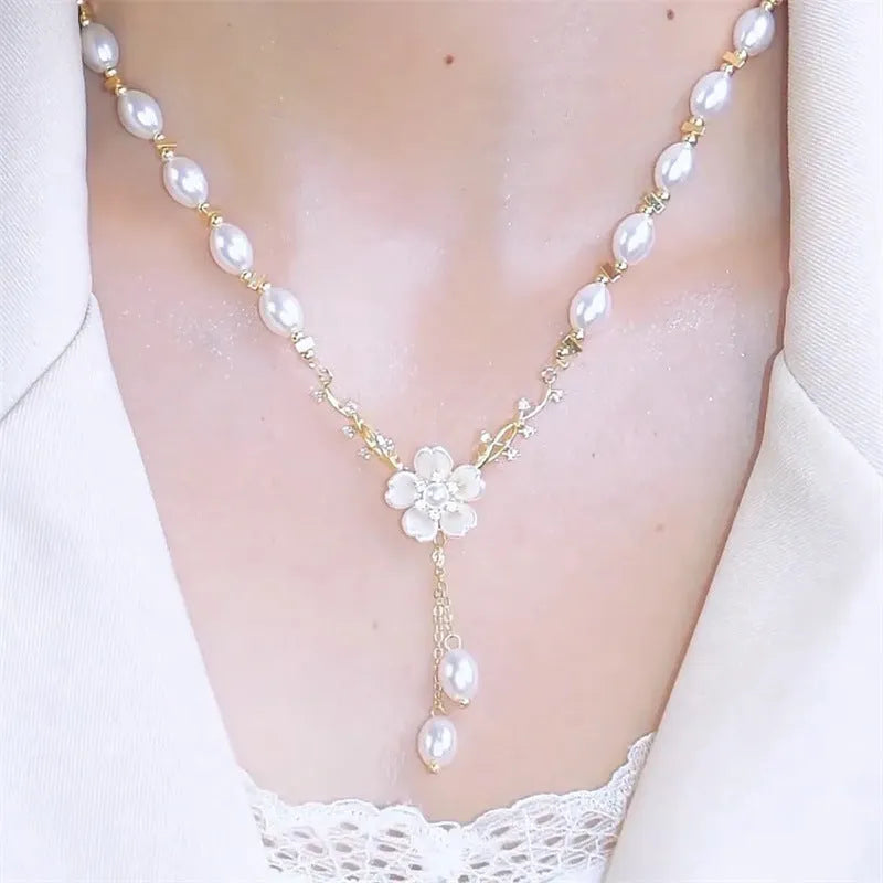 Fashion necklace with pearl chain and flower pearl pendant in alloy metal