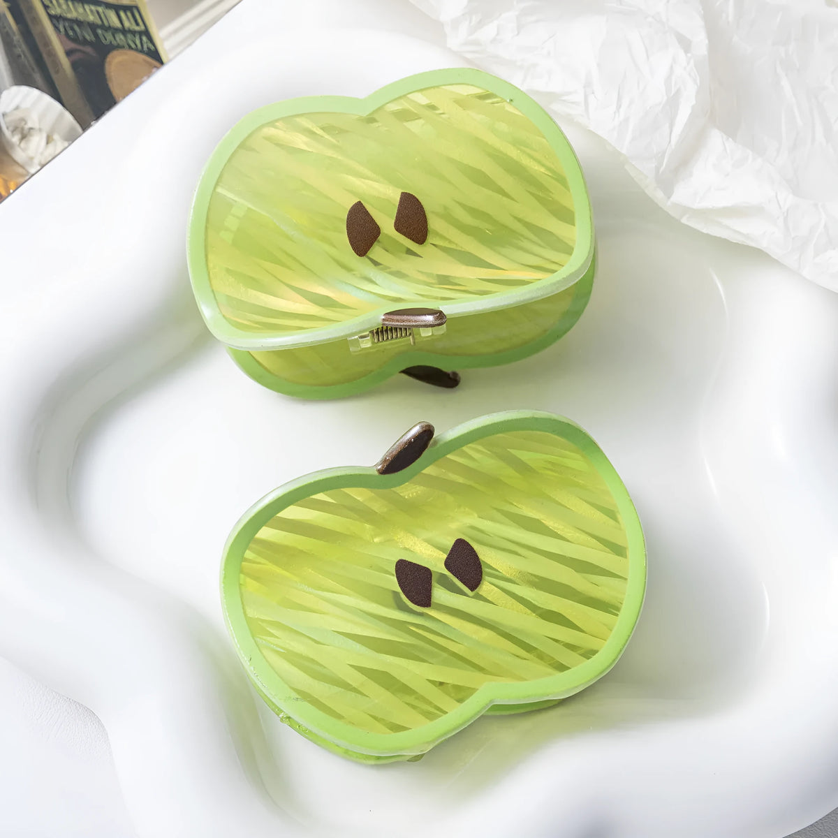 Green apple-shaped PVC claw clip, 7.5cm long, 2cm wide and 5cm high, polished fruit-themed hair grip for women