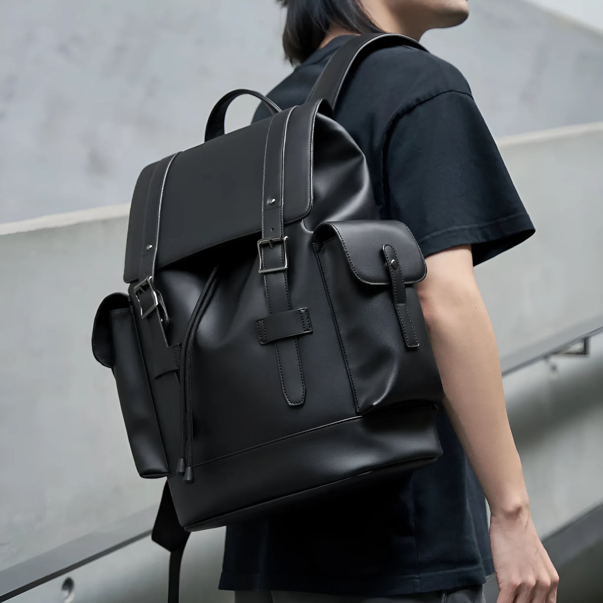 Men's black PU leather backpack with waterproof function, polyester lining and 20-35L capacity