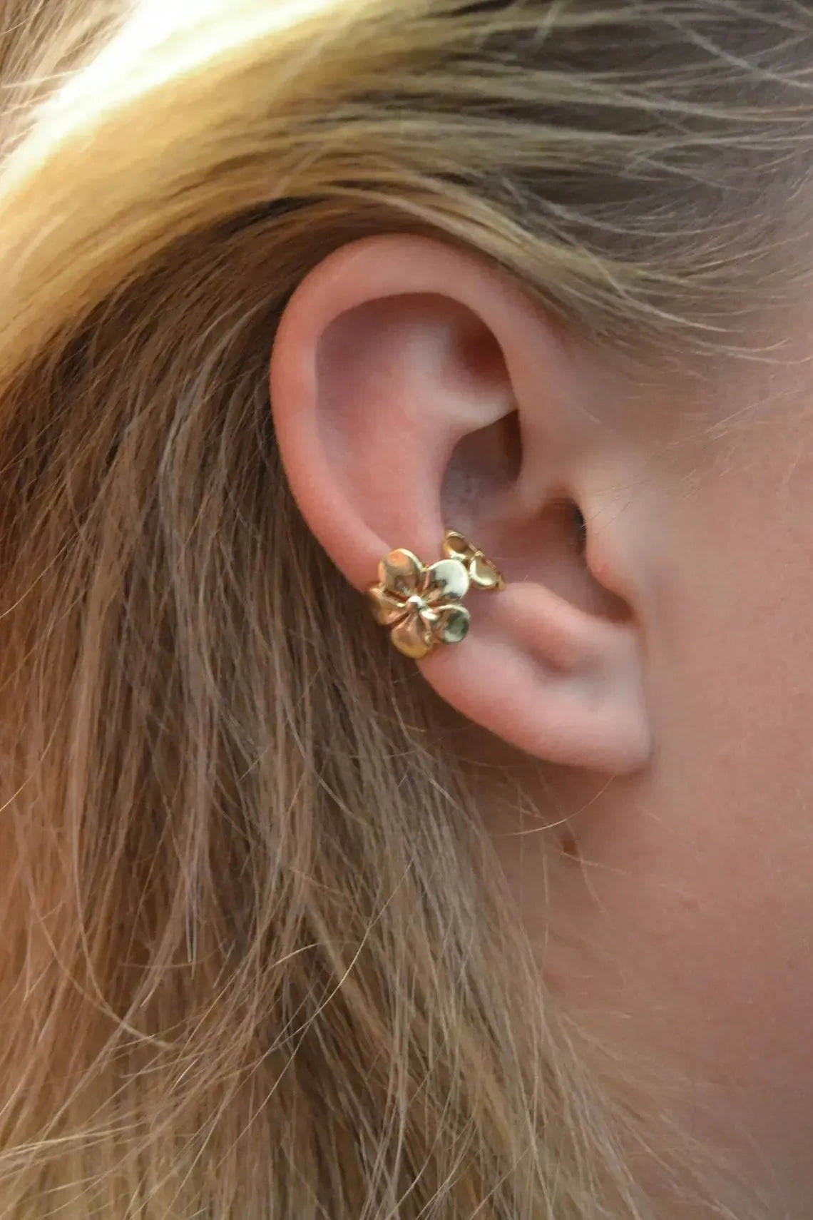 Gold starfish and scallop eardrop earrings with electroplated finish and conch details