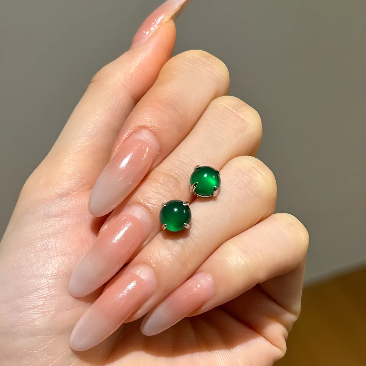 S925 sterling silver green chalcedony stud earrings with platinum electroplating and geometric round shape