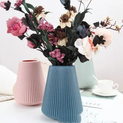 Melamine plastic decorative vase in blue colour measuring 16x20cm with simple design for flower displays