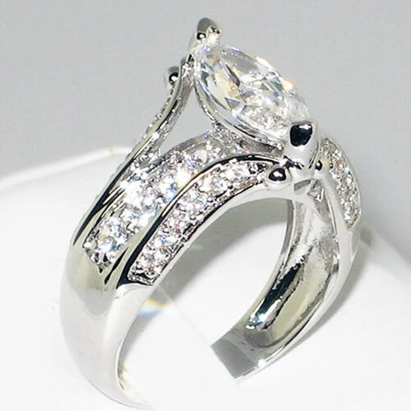 Zircon inlaid ring for women in white gold colour, geometric round design, sizes No.6 to No.10