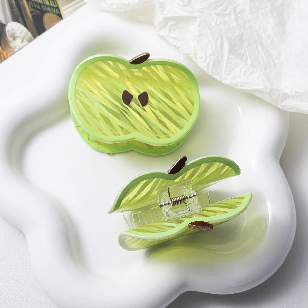Green apple-shaped PVC claw clip, 7.5cm long, 2cm wide and 5cm high, polished fruit-themed hair grip for women
