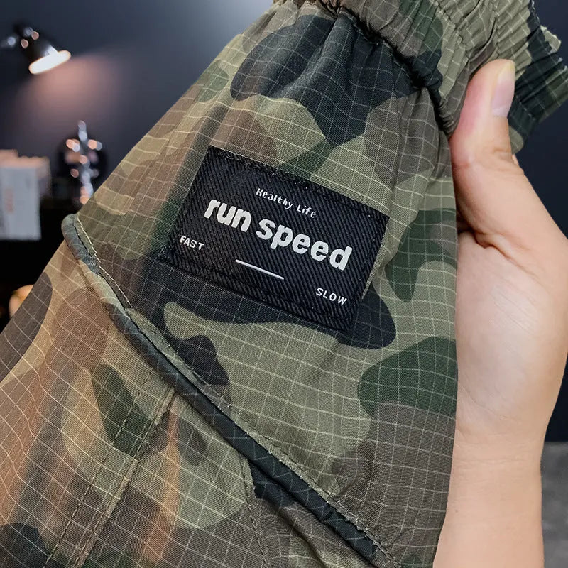 Men's camouflage cargo shorts in cotton blend fabric with cargo pockets and loose fit design