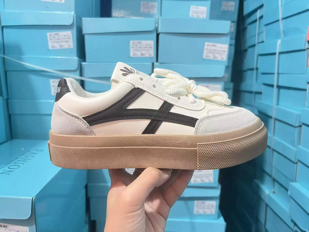 Blue low-top women's casual trainers with round toe and white rubber sole on a plain background.