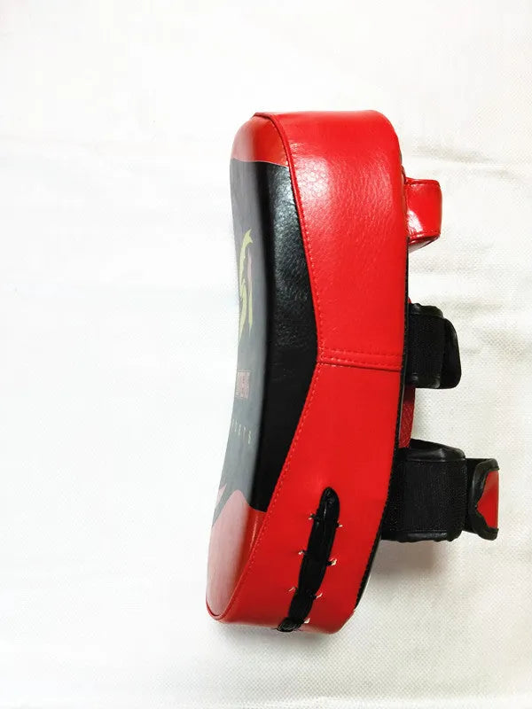 Square black and red hand-held boxing Sanda training pad with sponge and buckle.