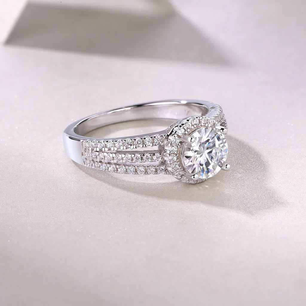 1-carat moissanite wedding ring set in S925 silver with platinum plating, sizes 5-9, gift box and GRA certificate