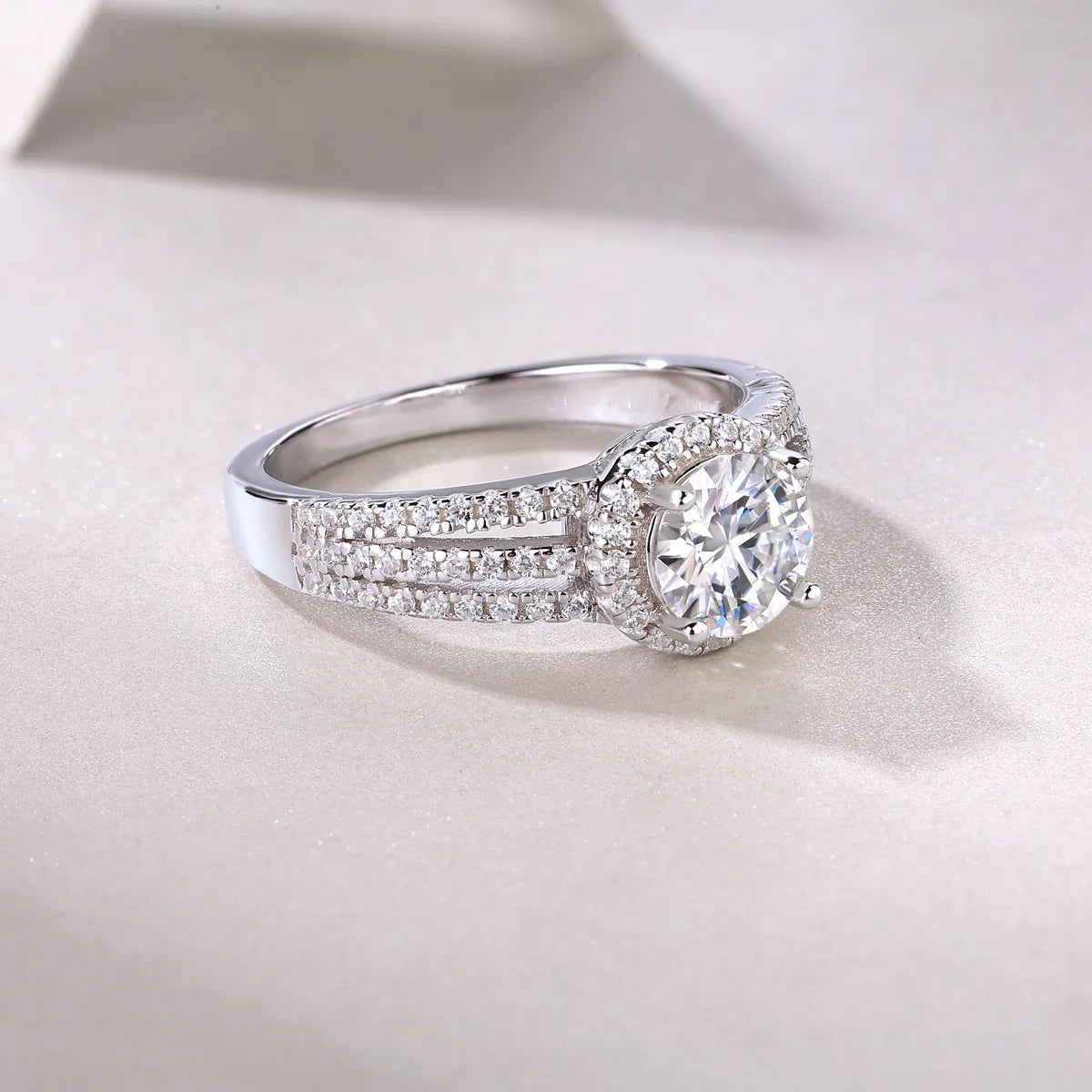 1-carat moissanite wedding ring set in S925 silver with platinum plating, sizes 5-9, gift box and GRA certificate