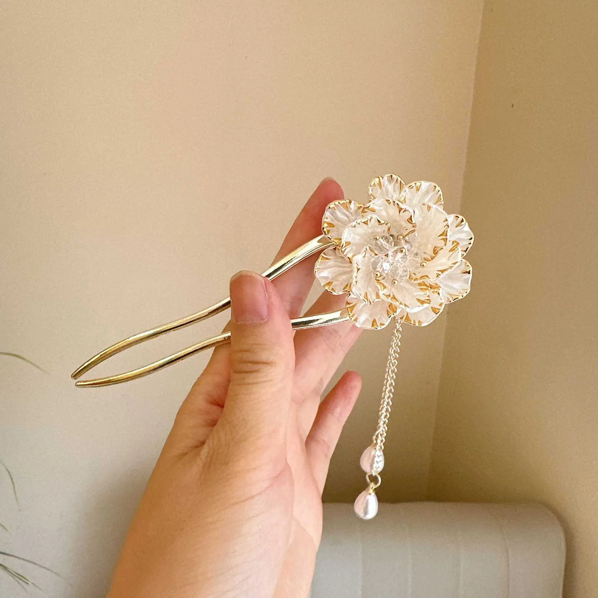 Purple and white peony flower U-shaped hairpin with tassel detailing on alloy barrette