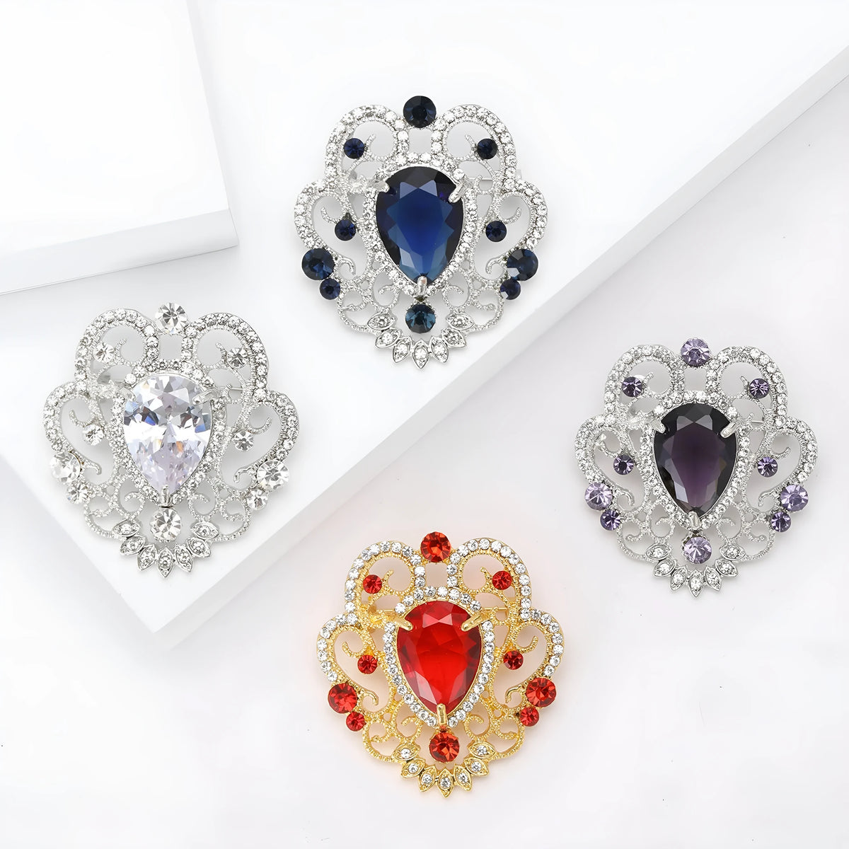 Small trumpet brooch with inlaid rhinestones in alloy, retro Baroque court style, available in blue, purple, red and white