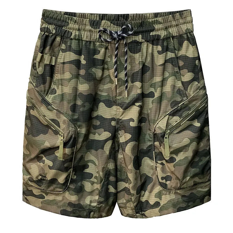 Men's camouflage cargo shorts in cotton blend fabric with cargo pockets and loose fit design