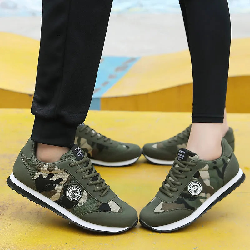 Camouflage pattern low-top running shoes with suede upper and mesh lining