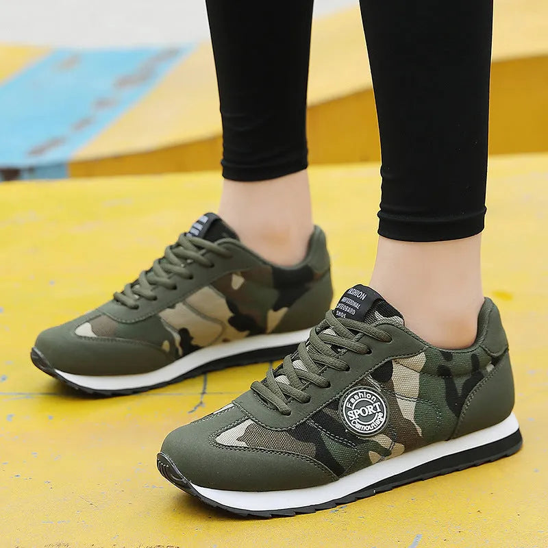 Camouflage pattern low-top running shoes with suede upper and mesh lining