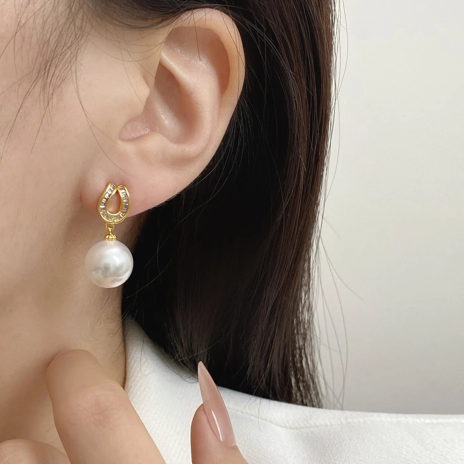 Geometric champagne pearl earrings with inlaid zircon on copper base in ear clip style