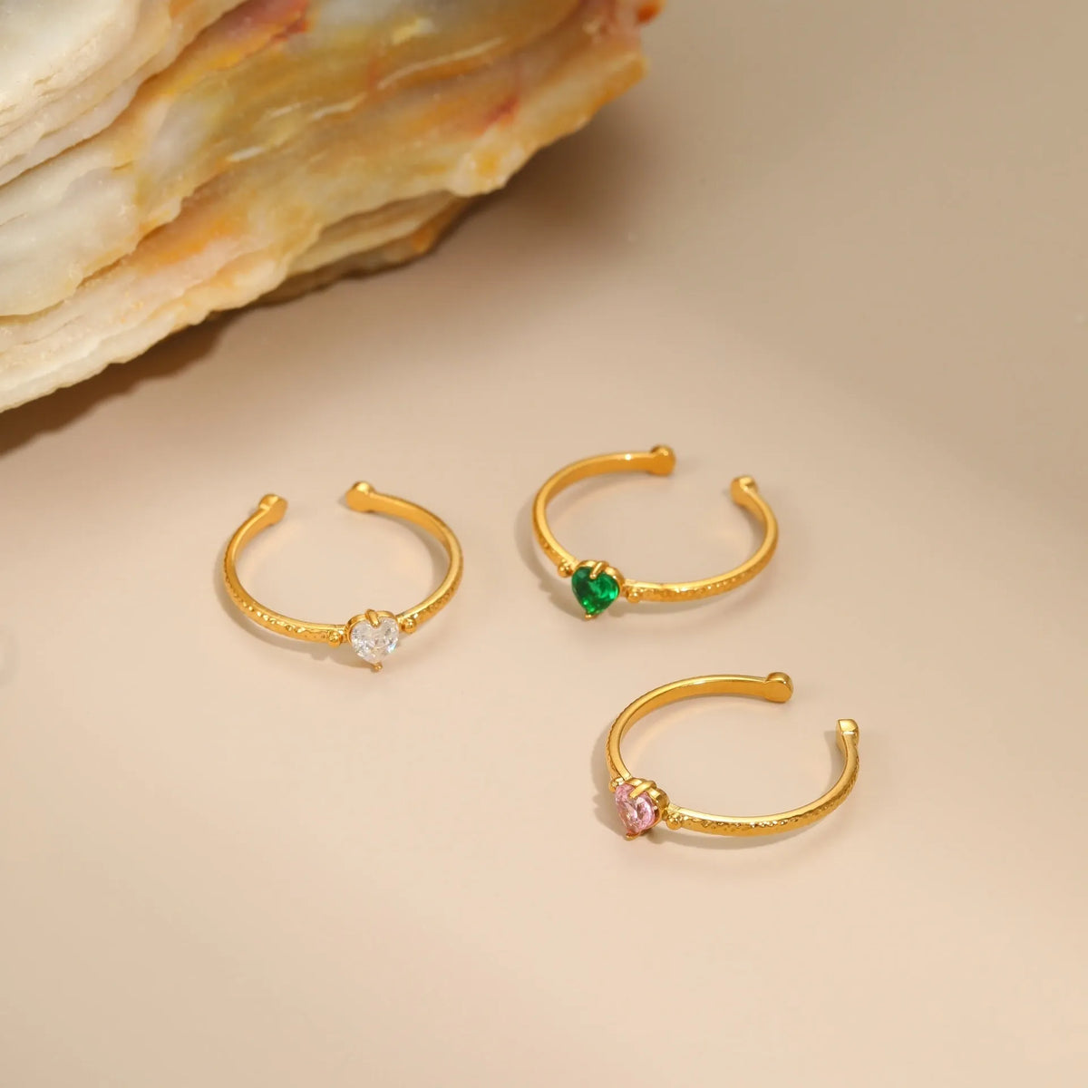 Open mouth geometric ring with a love heart shape and inlaid zircon, in stainless steel.