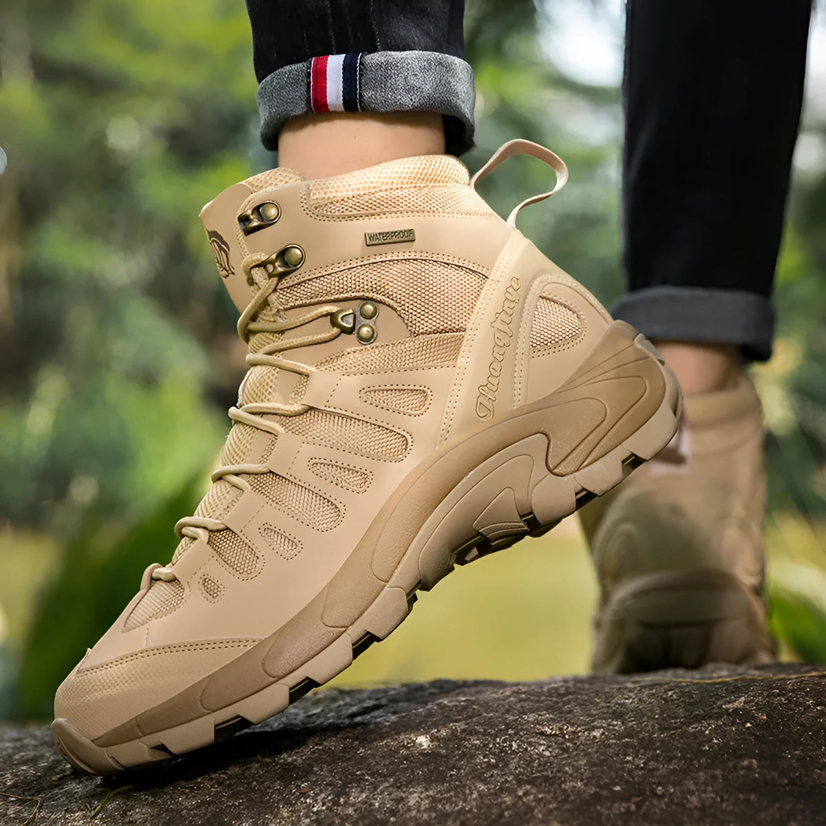 Men's outdoor combat boots in sand colour with lace-up closure and rubber sole