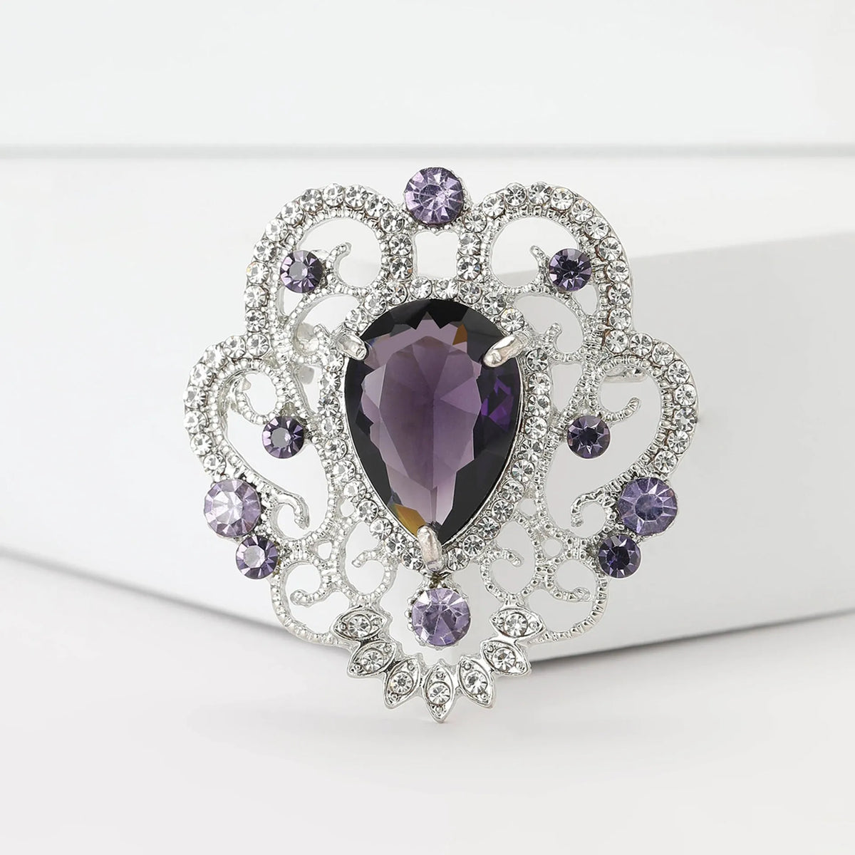 Small trumpet brooch with inlaid rhinestones in alloy, retro Baroque court style, available in blue, purple, red and white