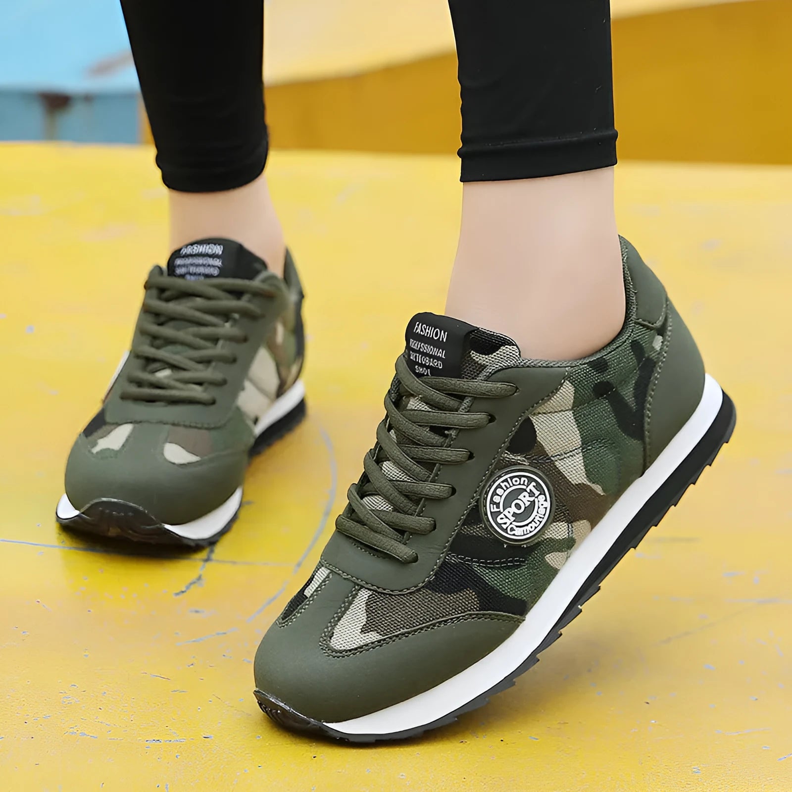 Camouflage pattern low-top running shoes with suede upper and mesh lining
