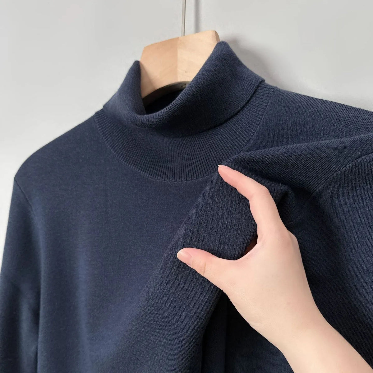 Men's thickened turtleneck woolen sweater in solid colour, loose pullover winter jumper with long sleeves.