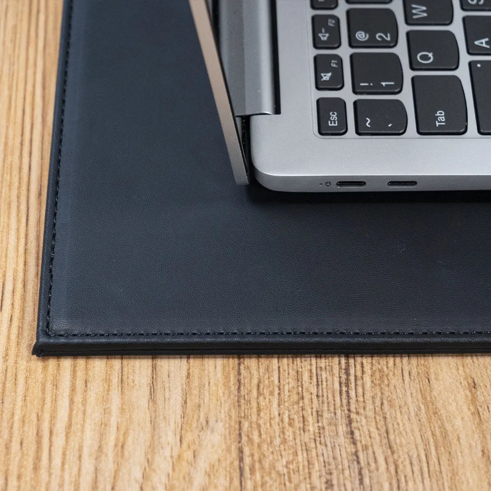 Durable heat-insulating tablet pad in blue colour on a wooden desk.