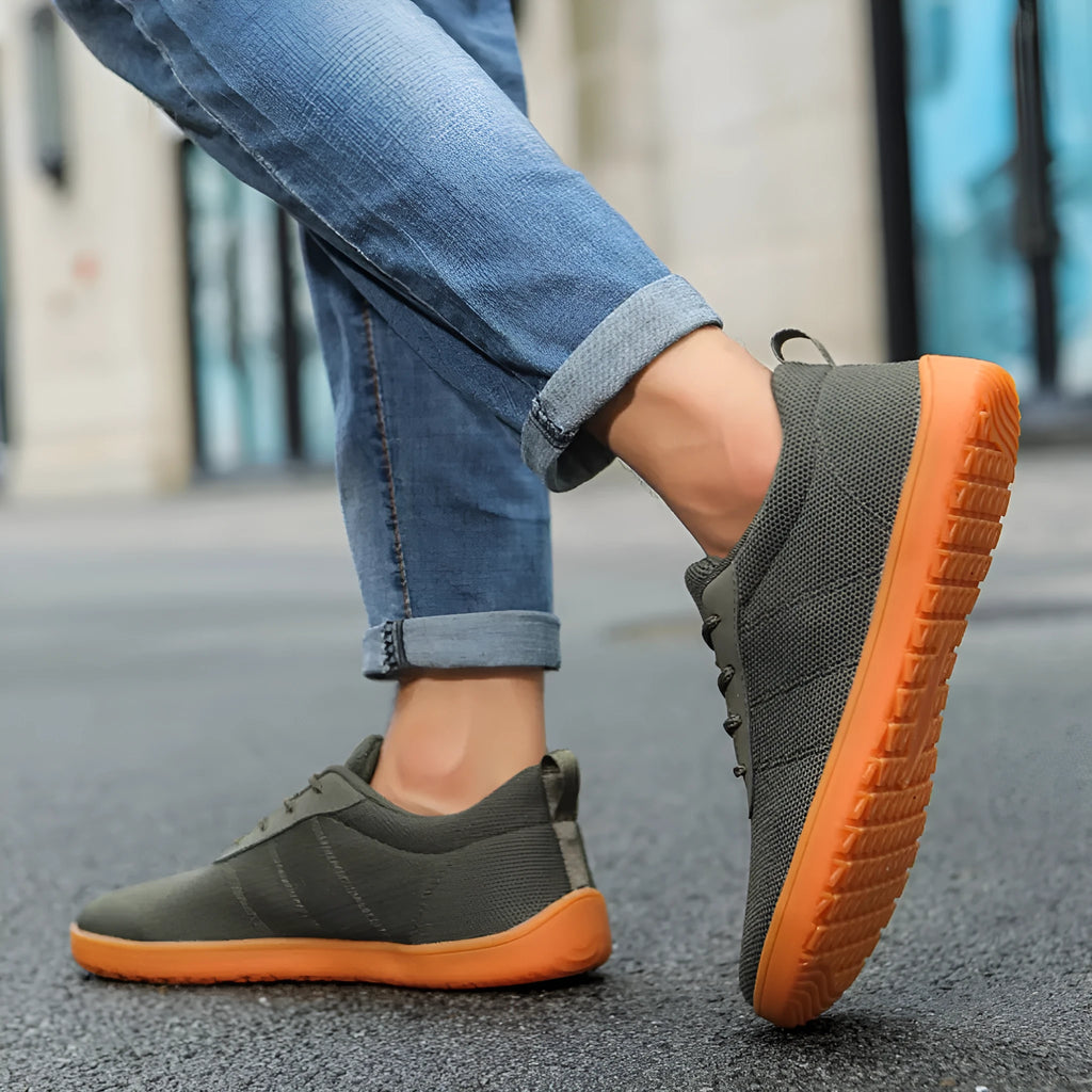 Men's low-top Flyknit walking shoes in a wide toe round head design with a flat rubber sole