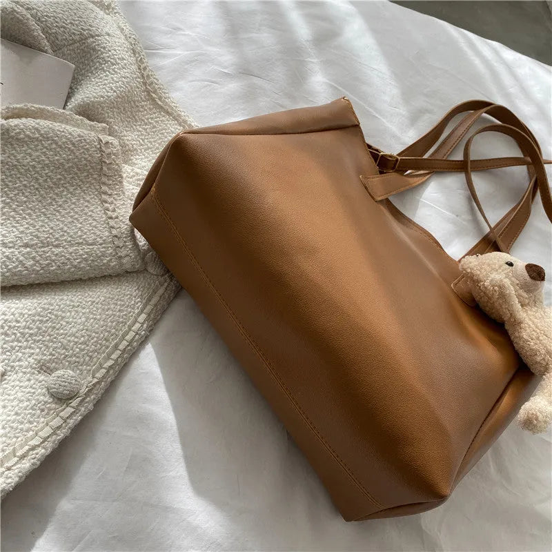 Single shoulder crossbody bag in PU with horizontal square shape, available in white, yellow, black or brown.