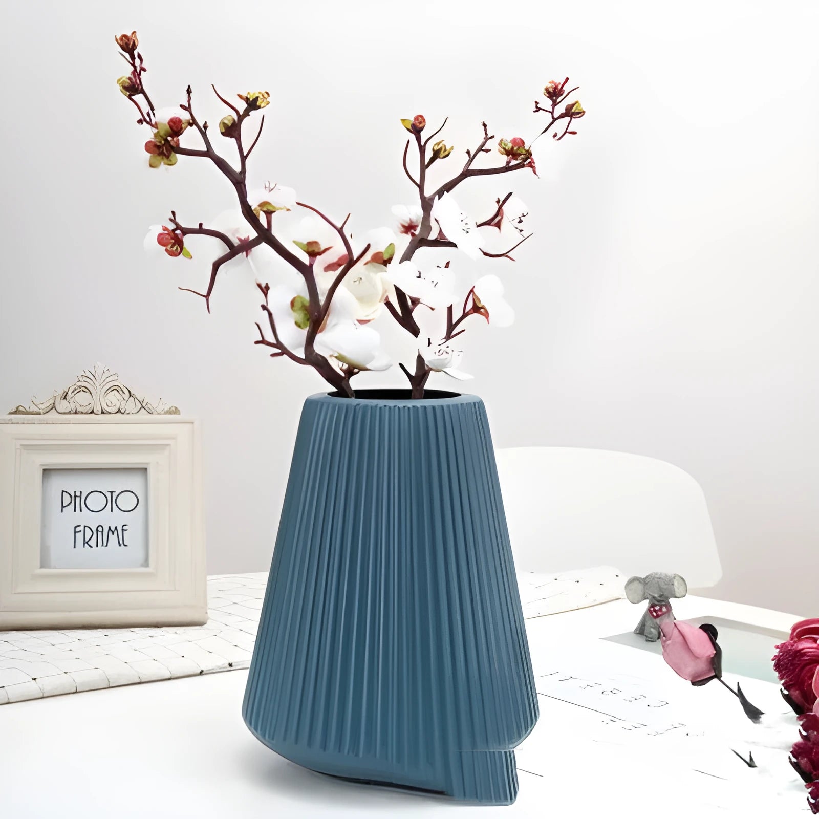 Melamine plastic decorative vase in blue colour measuring 16x20cm with simple design for flower displays