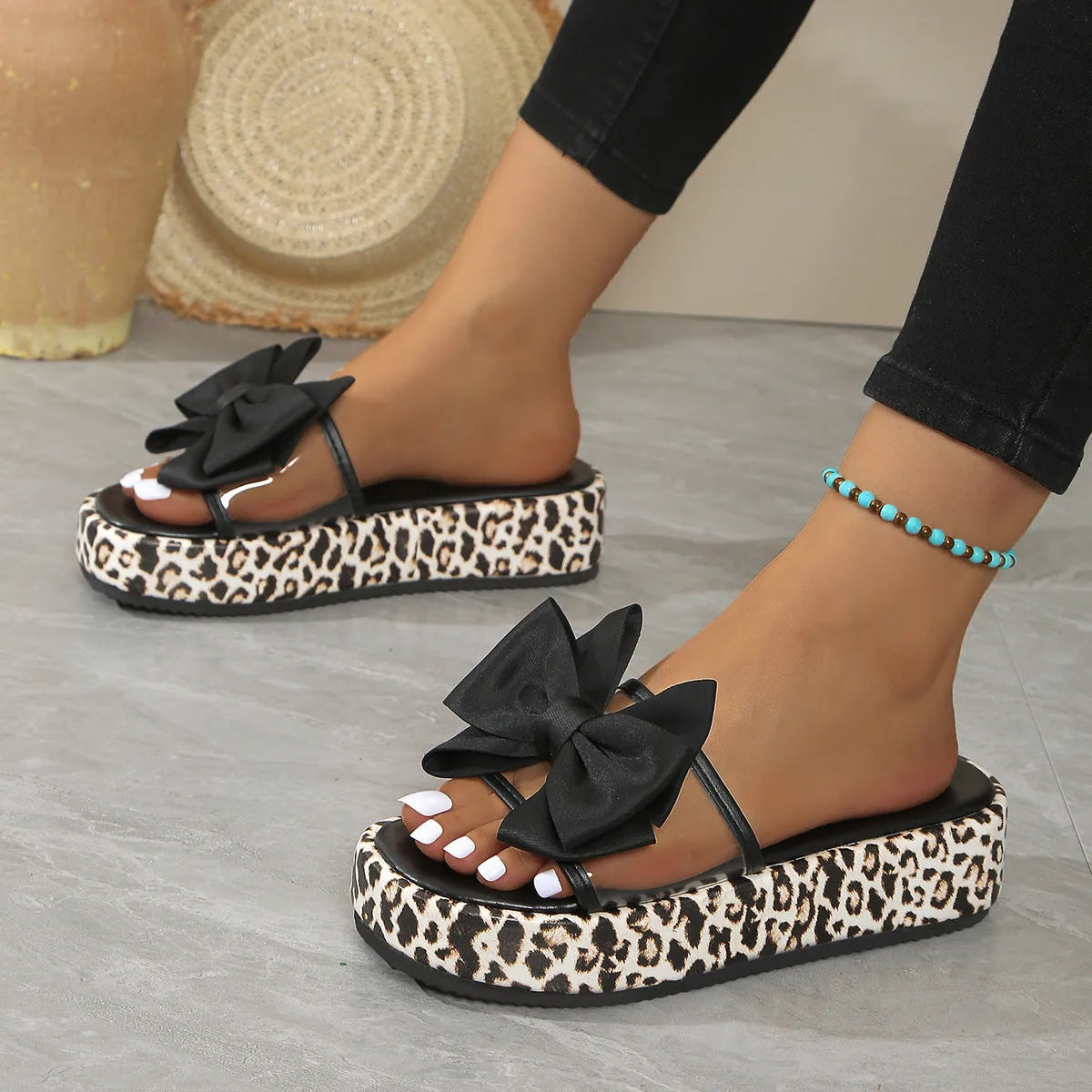 Women's leopard print thick sole beach slippers in black and white