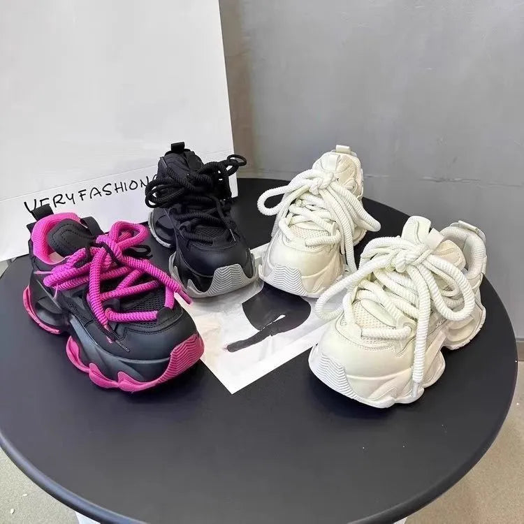 Women's low-top casual trainers with breathable mesh lining and cloth upper, front lace-up, shown in rose red, black and beige