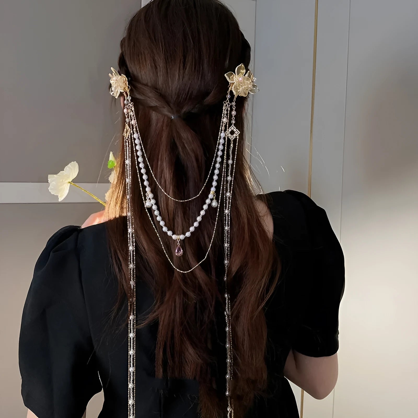 Women's gold hairpin with acrylic pearl diamond flower decoration and long tassel