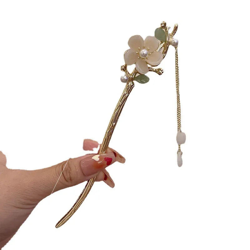 Four Seasons National Style green leaf tassel Hanfu hairpin with pearl and rhinestone details on a white background