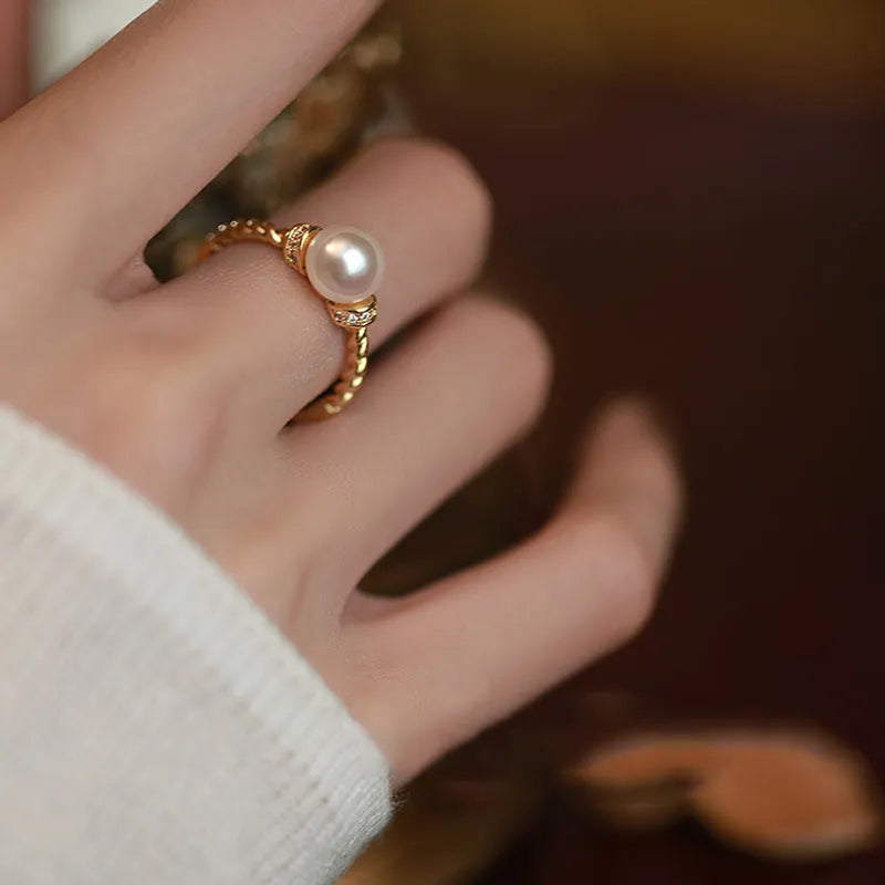 Adjustable antique twist pearl ring in copper with geometric shape and pearl inlay