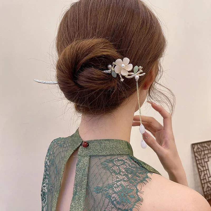 Four Seasons National Style green leaf tassel Hanfu hairpin with pearl and rhinestone details on a white background