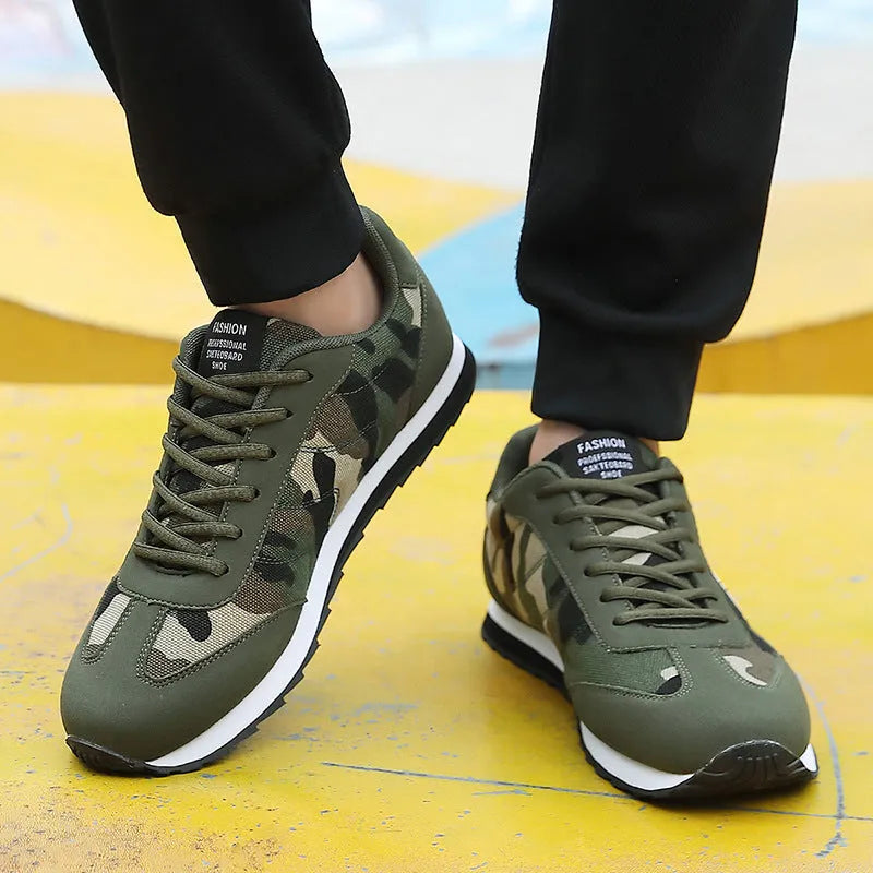 Camouflage pattern low-top running shoes with suede upper and mesh lining