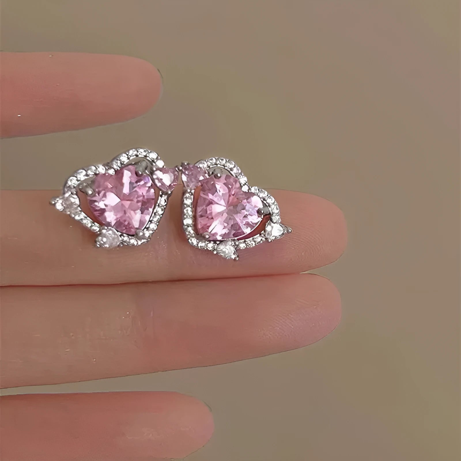Women's heart stud earrings with electroplated white K finish on copper