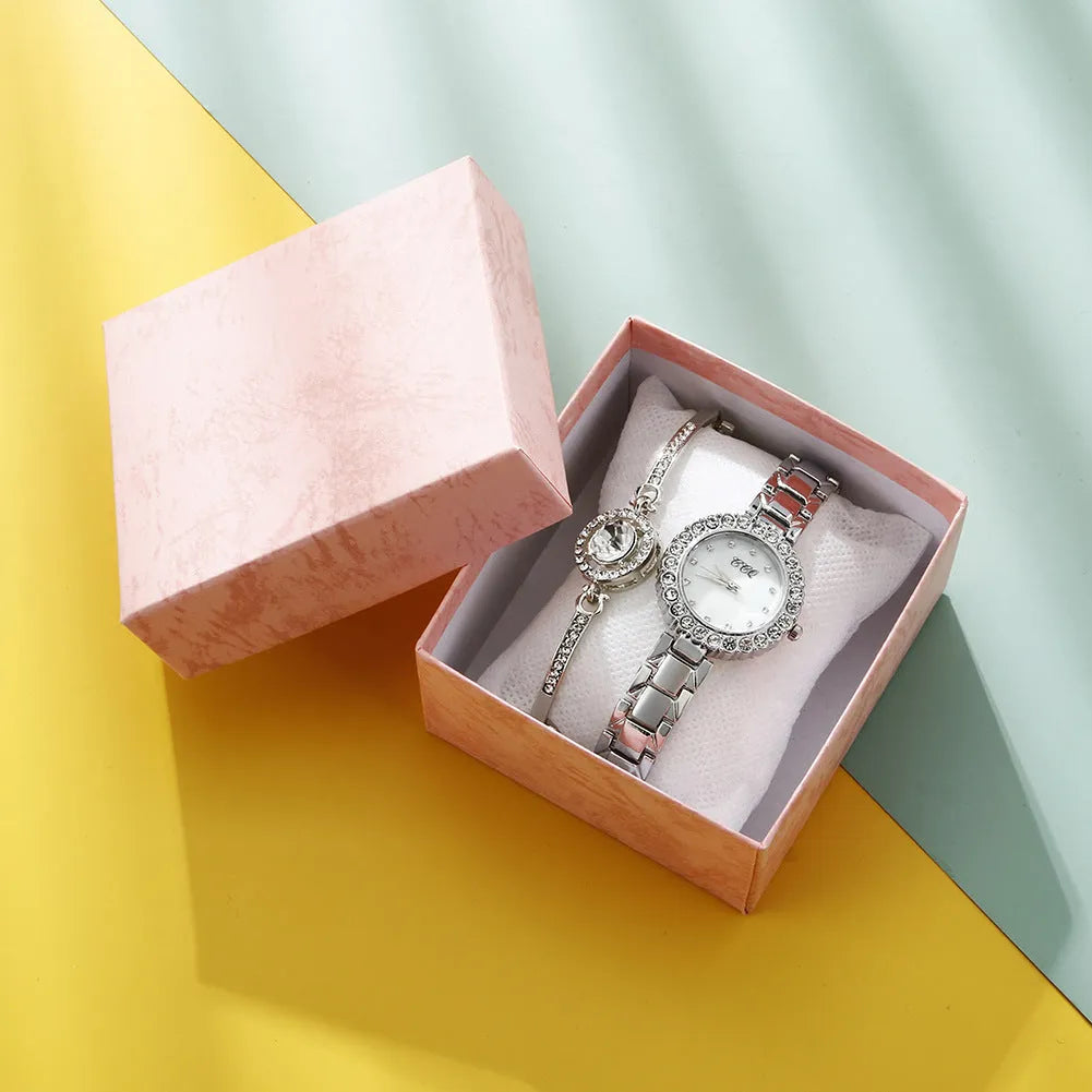 Women's fashion watch set with 3cm round dial, stainless steel strap, and gold or silver finish