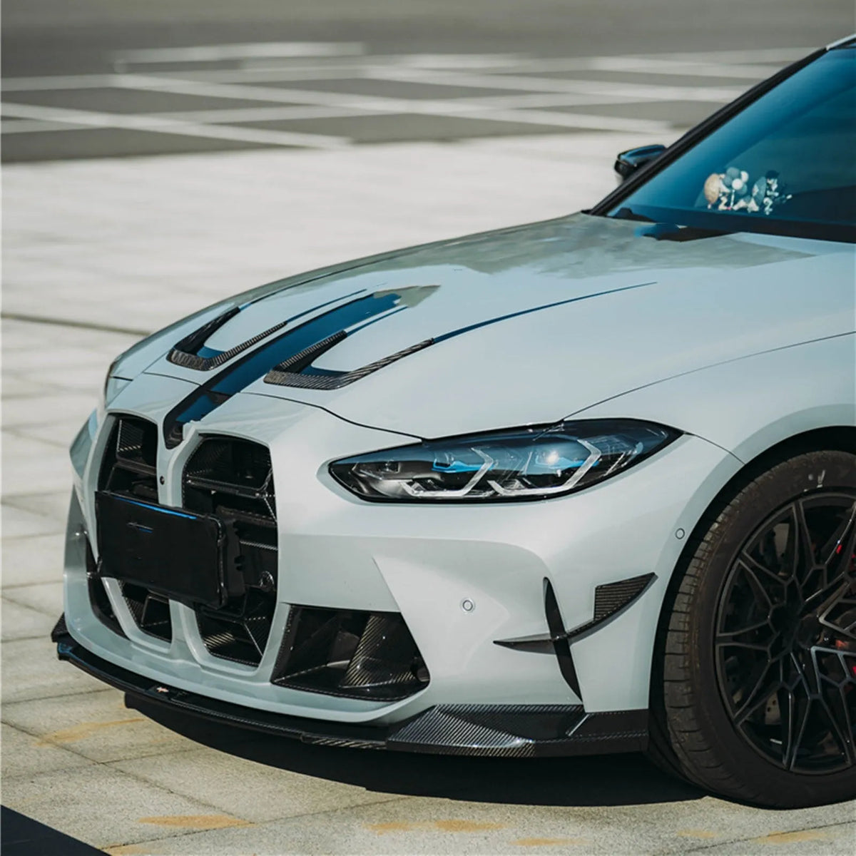 Black dry carbon fibre front bumper grille for BMW M3 M4 G80 G82 models with 3K weave pattern