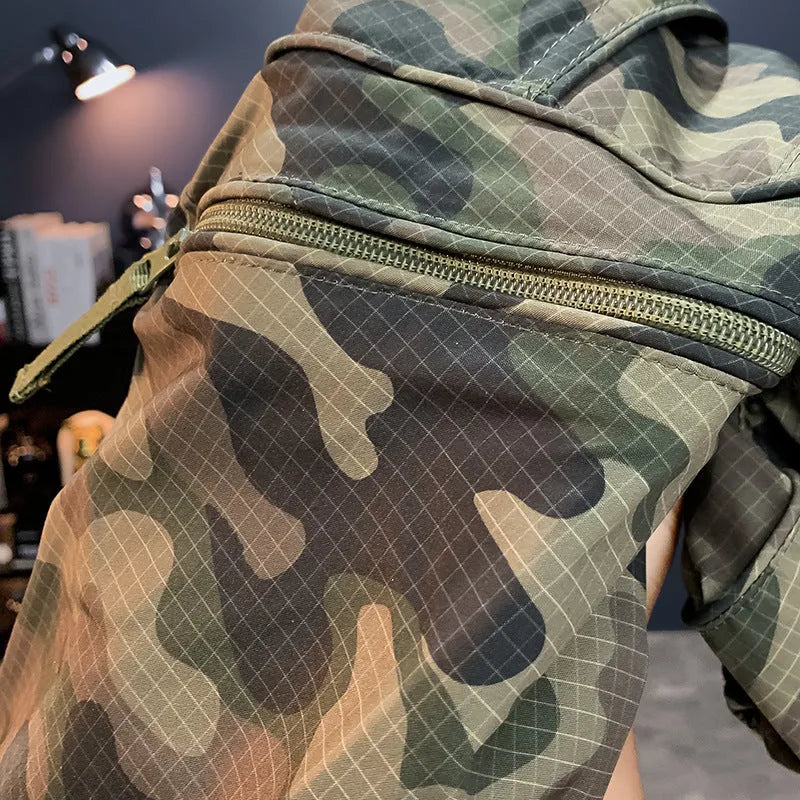 Men's camouflage cargo shorts in cotton blend fabric with cargo pockets and loose fit design