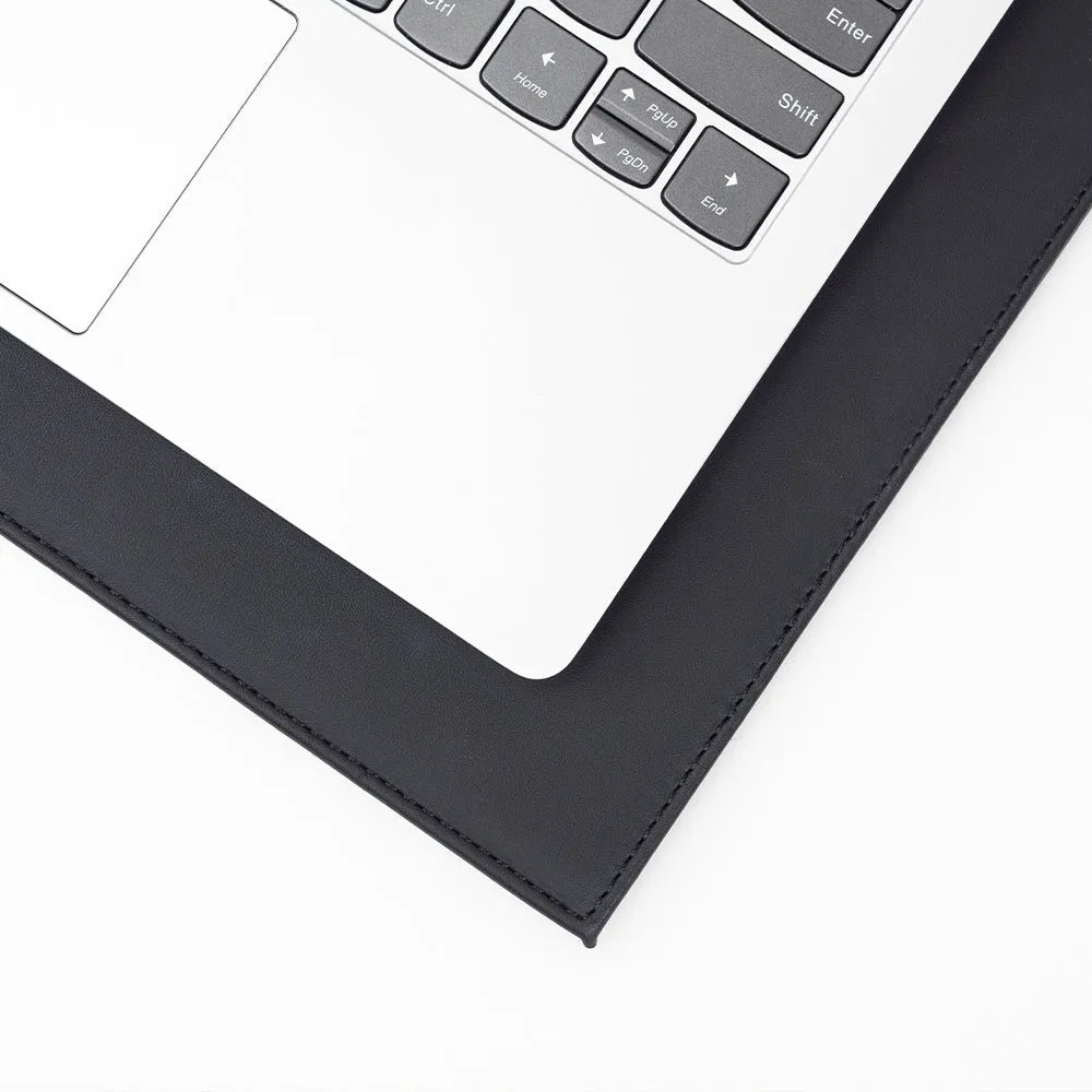Durable heat-insulating tablet pad in blue colour on a wooden desk.