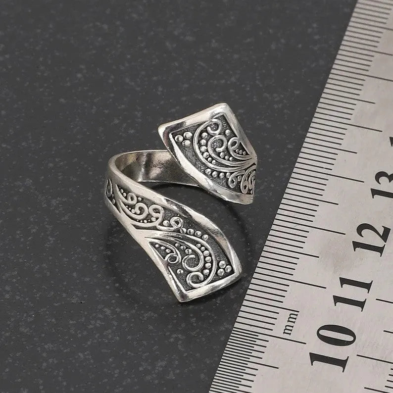 Silver-coloured adjustable women's ring with a minimalist retro design.