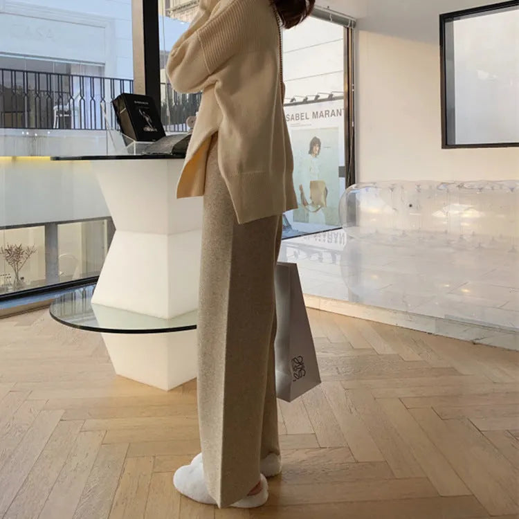 Women's knitted wide-leg trousers in black with high waist and straight leg design